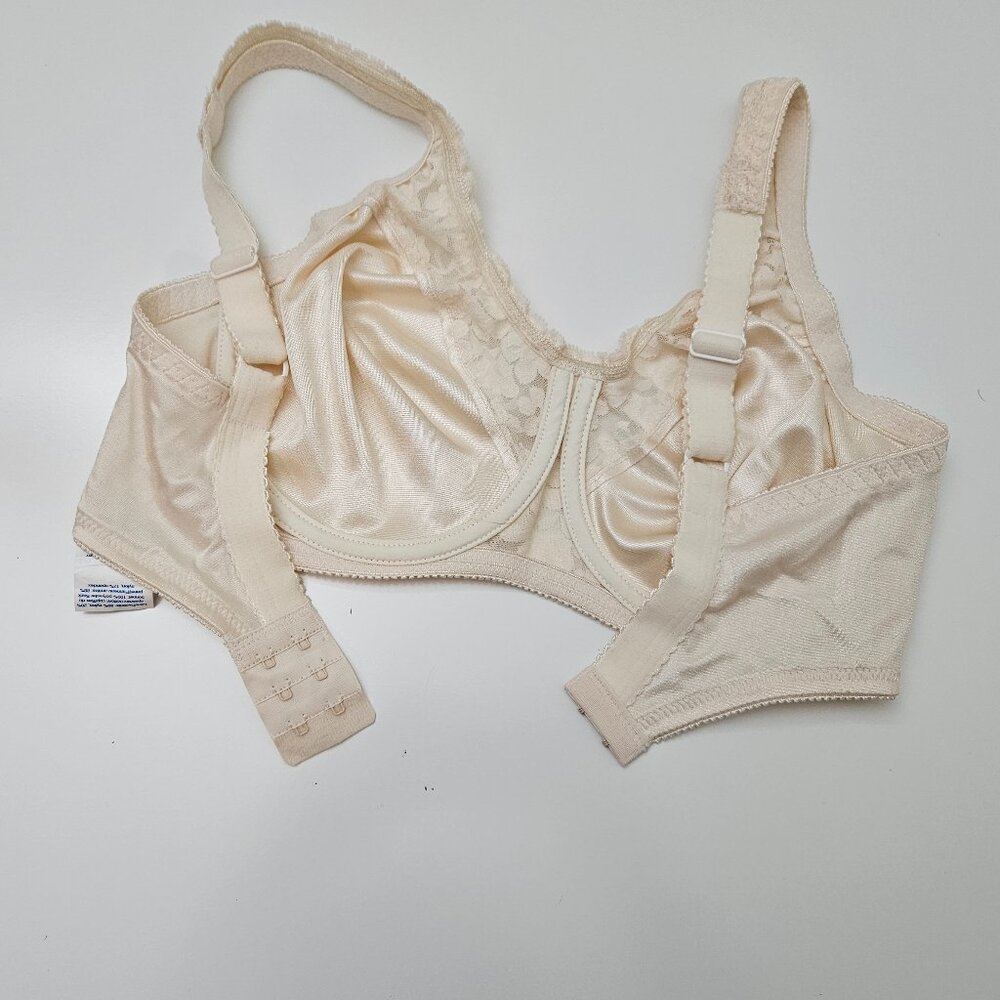 232. Warner's underwire no padding bra. NWOT - Picture 2 of 5
